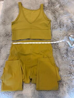 Lululemon or gold yoga set used few flaws size 6, M